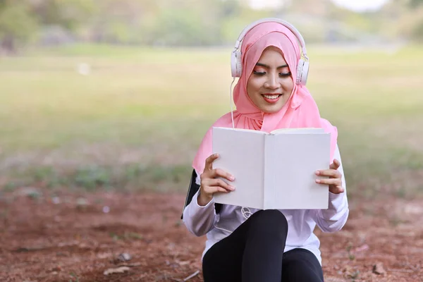 Gyönyörű Fitness Sportoló Ázsiai Muszlim Olvasás Könyvet Edzés Után Fiatal — Stock Fotó