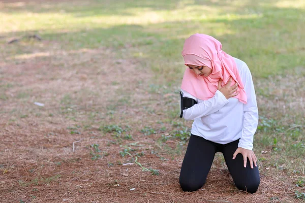 Beautiful Young Asian Muslim Girl Sportswear Keeps Both Hands Chest — Stock Photo, Image