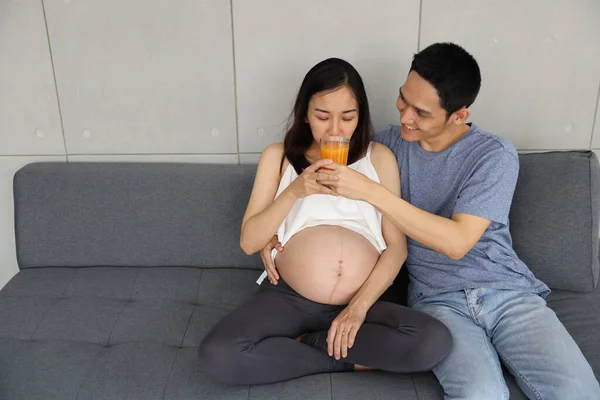 Junge Gesunde Asiatische Schwangere Und Ehemann Lächeln Und Trinken Orangensaft — Stockfoto