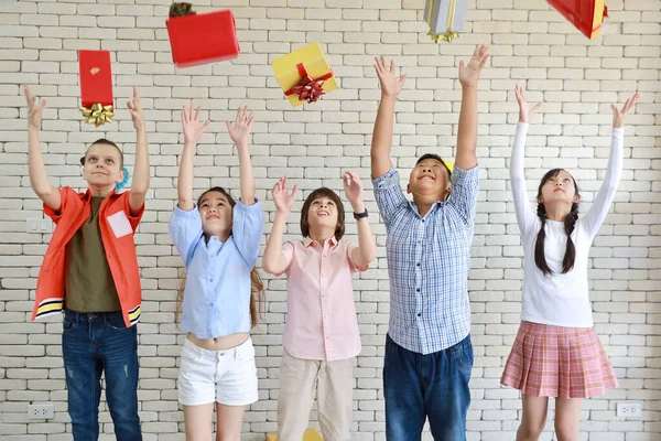 Grupo Niños Escuelas Multiétnicas Que Reciben Regalo Caja Regalo Que — Foto de Stock