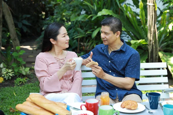 Asiatische Mann Und Asiatische Frau Sitzen Einem Frühstückstisch Hinterhof Freien — Stockfoto
