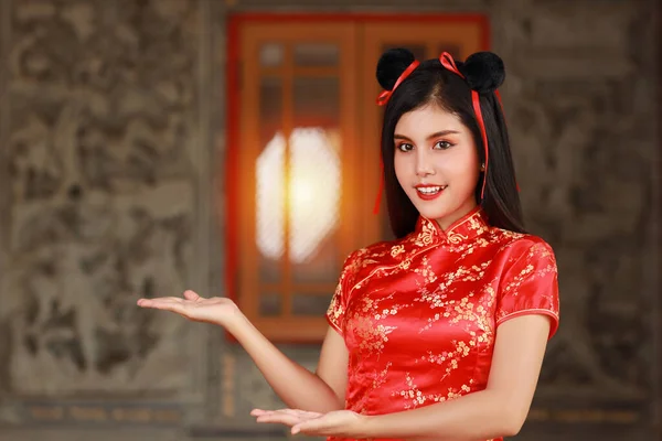 Hermosa Mujer Asiática Vestido Chino Rojo Cheongsam Qipao Tradicional Con: fotografía stock © Parkpoom | Depositphotos
