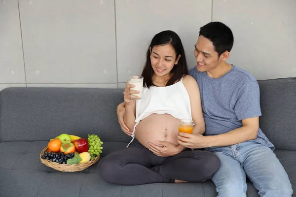 Junge Gesunde Asiatische Schwangere Frau Und Ehemann Lächeln Während Sie — Stockfoto