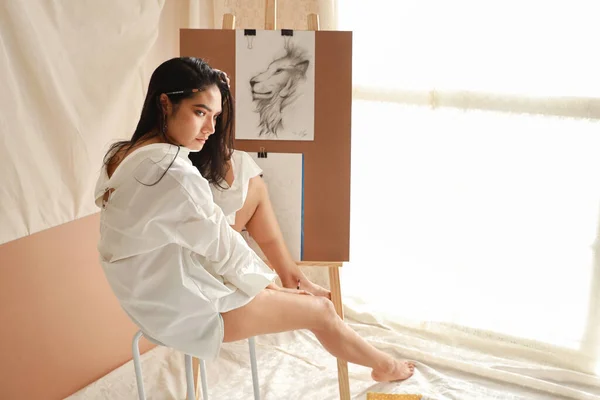 Artista Mulher Camisa Branca Pensando Algo Desenhar Imagem Com Lápis — Fotografia de Stock