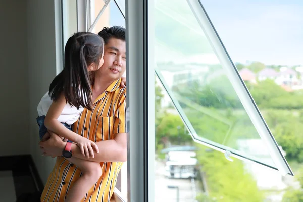 Glücklicher Asiatischer Junger Alleinerziehender Vater Der Seine Tochter Mit Zufriedenem — Stockfoto