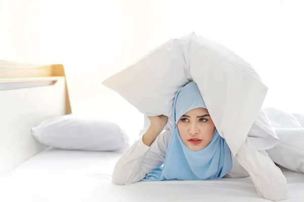 Oversleeping Asian Muslim Woman Sleepwear Lying Bed Missing Ring Alarm — Stock Photo, Image