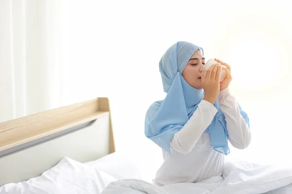 Hermosa Saludable Mujer Musulmana Asiática Sentada Cama Bebiendo Café Después — Foto de Stock