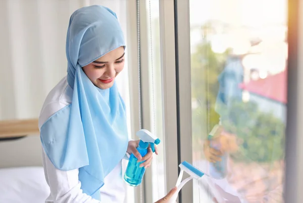 Ativo Inteligente Jovem Asiático Muçulmano Dona Casa Mulher Segurando Spray — Fotografia de Stock