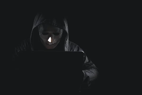 Небезпечний Анонімний Хакер Чорному Капюшоном Біла Маска Використовує Комп Ютер — стокове фото