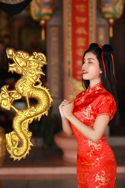 Hermosa Joven Asiática Vestido Rojo Chino Cheongsam Qipao Tradicional Con —  Fotos de Stock