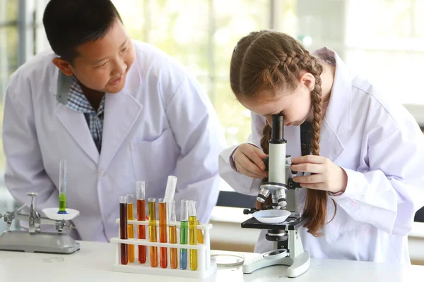 Curiosa Criança Menina Está Experimentando Ciência Com Microscópio Atenção Rosto — Fotografia de Stock