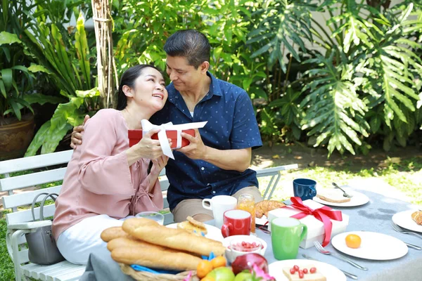 Ein Älteres Asiatisches Paar Mit Blauem Und Rosa Hemd Sitzt — Stockfoto