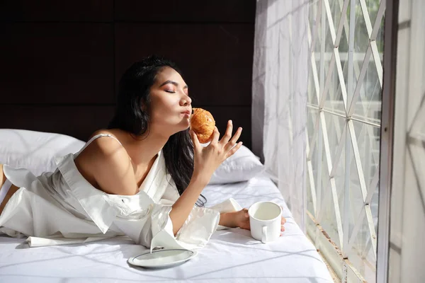 Jovem Asiático Mulher Cama Comer Pequeno Almoço — Fotografia de Stock