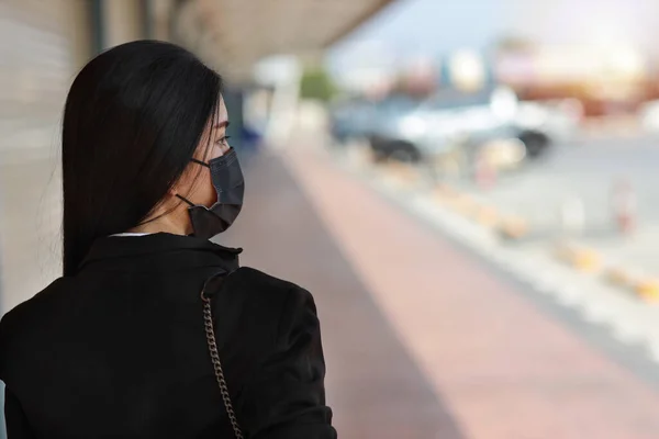 Unge Asiatisk Forretningskvinne Svart Dress Med Beskyttelsesmaske Helsestell Som Går – stockfoto
