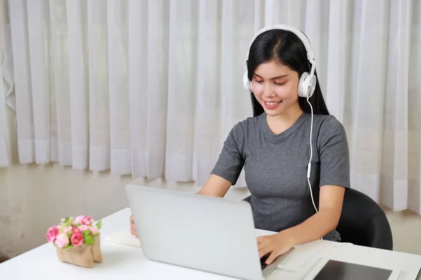 Jeune Étudiante Asiatique Intelligente Active Assise Table Avec Casque Utilisant — Photo