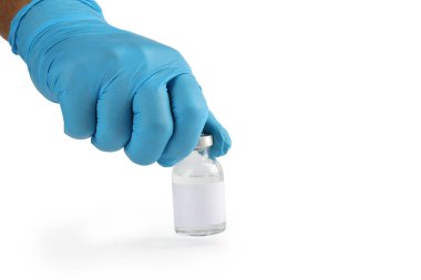 Doktor ya da bilim adamı ellerinde aşı şişesi olan mavi eldivenler ya da kırpma yolu olan beyaz arka planda izole edilmiş ilaç tutuyorlar. Sağlık ve Tıp Konsepti.
