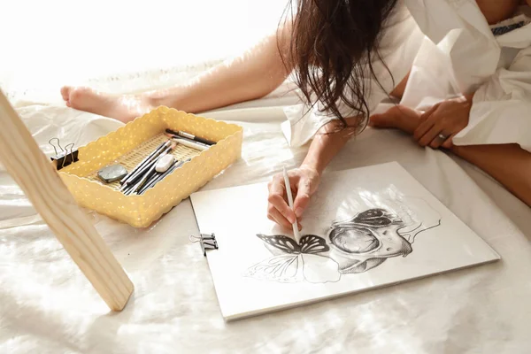 Vrouw Kunstenaar Handen Wit Shirt Tekening Beeld Met Potlood Vrouw — Stockfoto