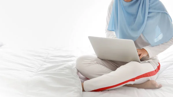 Young Asian Muslim Woman Hands Use Laptop Sitting Bed Bedroom — Stock Photo, Image