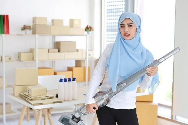 Happy Young Beautiful Asian Muslim Housewife Woman Cleaning Playing Vacuum — Stock Photo, Image