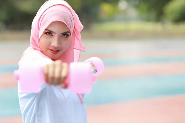 Sportliche Junge Asiatische Muslimin Sportbekleidung Stehend Und Mit Hanteln Freien — Stockfoto