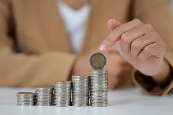 Inteligente Activa Asiática Empresaria Manos Celebración Apilamiento Moneda Crecimiento Mesa — Foto de Stock