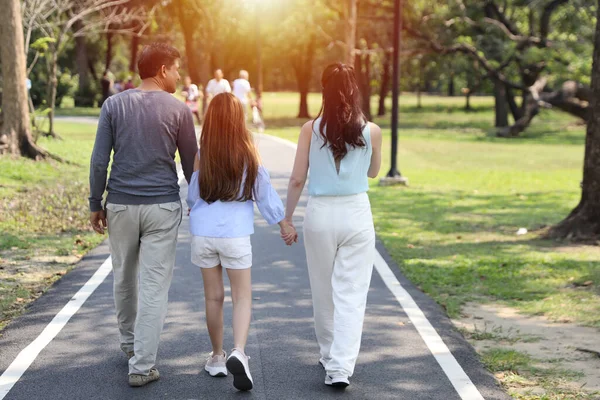 Bakifrån Bild Glada Familj Föräldrar Och Barn Vilar Och Promenader — Stockfoto