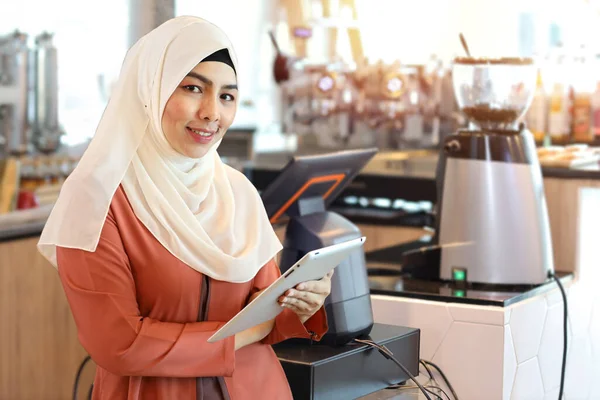 Religiöse Asiatische Muslimin Orangefarbenem Kleid Und Weißem Schaft Steht Und — Stockfoto