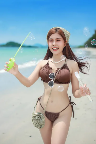 Aktif Asyalı Güzel Seksi Bir Kadın Kumsalda Durmuş Sabun Köpüğü — Stok fotoğraf