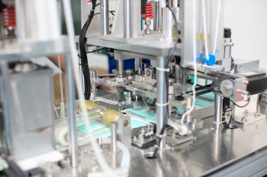 Sanayi ve fabrika konsepti, tıbbi yüz maskesi üretim hattı.