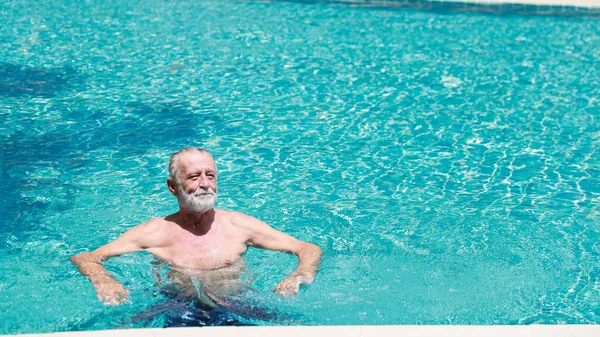Feliz Anciano Caucásico Nadar Piscina Durante Las Vacaciones Jubilación Con — Foto de Stock