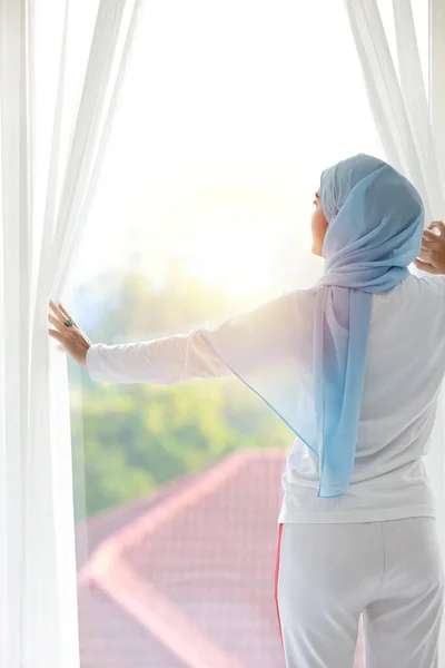 Pandangan Belakang Wanita Muslim Asia Yang Cantik Mengenakan Pakaian Tidur — Stok Foto