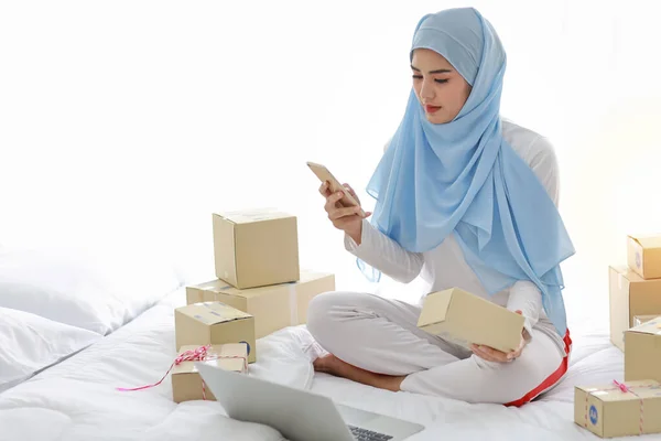 Active Smiling Asian Muslim Woman Sleepwear Sitting Bed Using Mobile — Stock Photo, Image