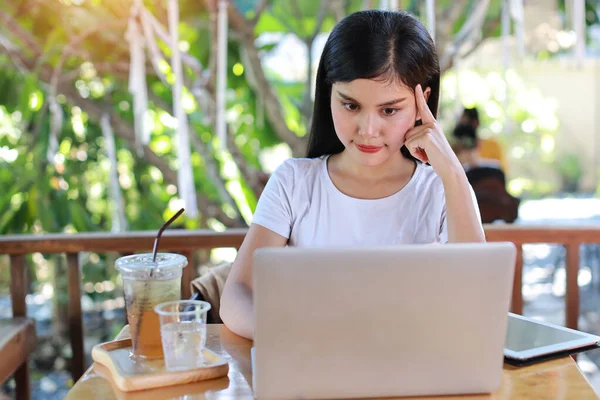 Ung Smart Och Aktiv Asiatisk Kvinnlig Student Sitter Och Använder — Stockfoto