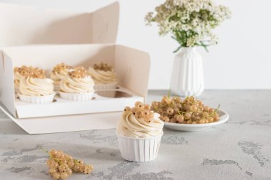 Kutusunda kuş üzümü olan bir sürü kek.