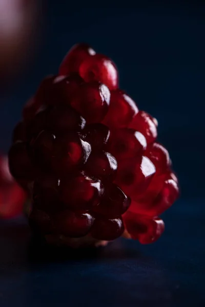 Granaatappel zaden close-up op een donkere achtergrond — Stockfoto