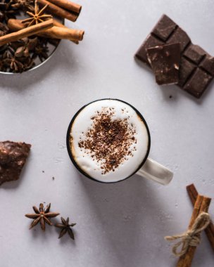 Çikolata ve tarçınlı bir fincan sıcak kahve.