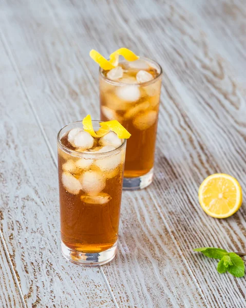 Iced tea with ice, lemon and mint — Stock Photo, Image
