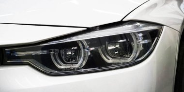 Yeni lüks bir arabanın far ışığı..