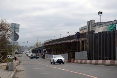 Moskova / Rusya - 21 Ekim 2020: Moskova 'daki Volokolamskoe karayolunda yeni bir trafik kavşağının inşası.