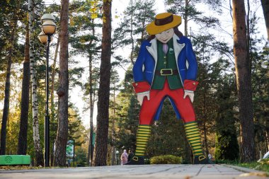 Krasnogorsk, Moskova bölgesi / Rusya - 26 Ekim 2020: Çocuk parkına yerleştirilen peri masalı karakteri Gulliver, eğlence için gelen çocuklarla tanışıyor.