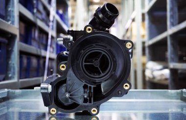 Modern bir arabanın soğutma sistemi için termostat.