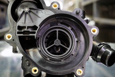 Modern bir arabanın soğutma sistemi için termostat.