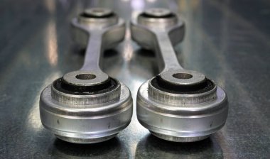 Modern bir arabanın süspansiyon dengeleyici bağlantıları.