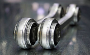 Modern bir arabanın süspansiyon dengeleyici bağlantıları.