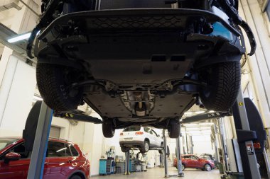 Moskova / Rusya - 13 Kasım 2020: Araba servisinde asansörlü modern araba. Arka planda bir araba servisi ve diğer arabalar var. Arkaplan bulanık. 