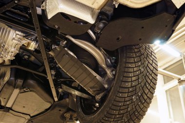 Modern bir araba servisinde asansörlü modern bir araba, modern bir arabanın yapısı ve süspansiyonu..