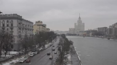 Moskova Rusya - 26 Ocak 2021: Moskova 'da sıradan bulutlu bir kış günü. Moskva nehir seti. Arka planda Kotelnicheskaya seti üzerinde yüksek bir bina var..