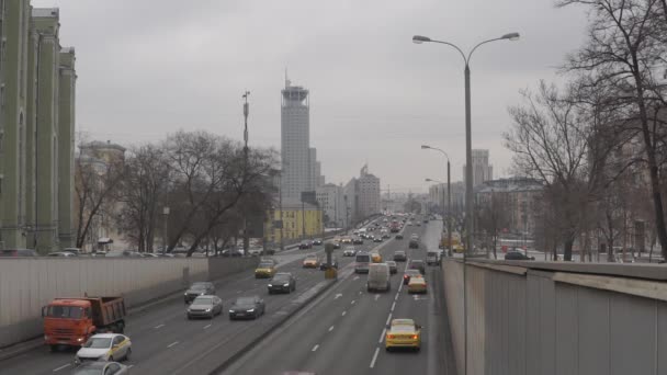 2021年1月26日 莫斯科一个普通的阴天 汽车驶向Bolshoy Krasnokholmsky桥 — 图库视频影像