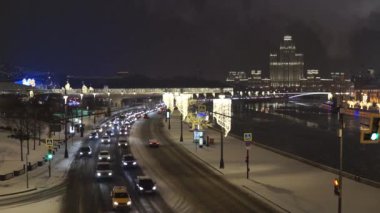 Moskova Rusya 3 Ocak 2021: Moskova 'nın tarihi merkezinde gece. Gece ışıkları altında Moskvoretskaya seti.