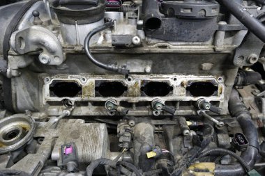 Modern bir arabanın kısmen parçalanmış motoru tamir edilmeye hazırdır. Motor kirlenmiş. Araba servisi, yedek parça..